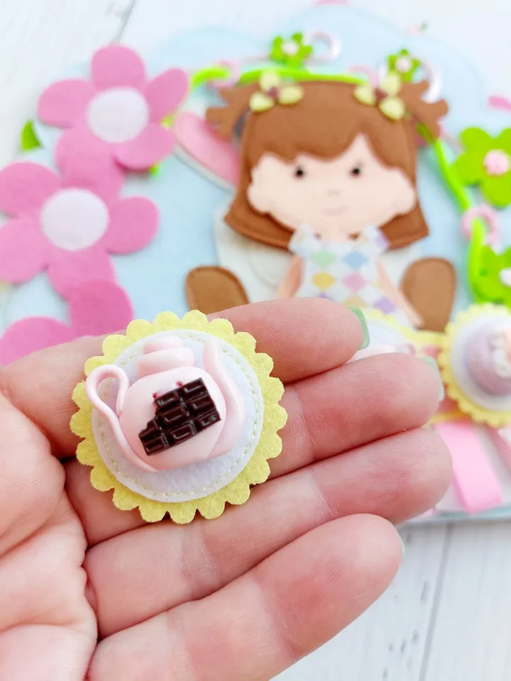 Spring Dollhouse Felt, Dollhouse for children with a set of clothes and food,Portable Fabric Dollhouse Room