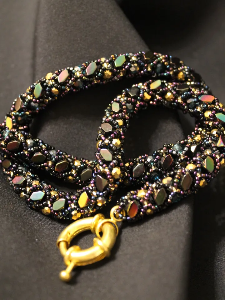 Beads necklace made of geometric hematite and emerald beads