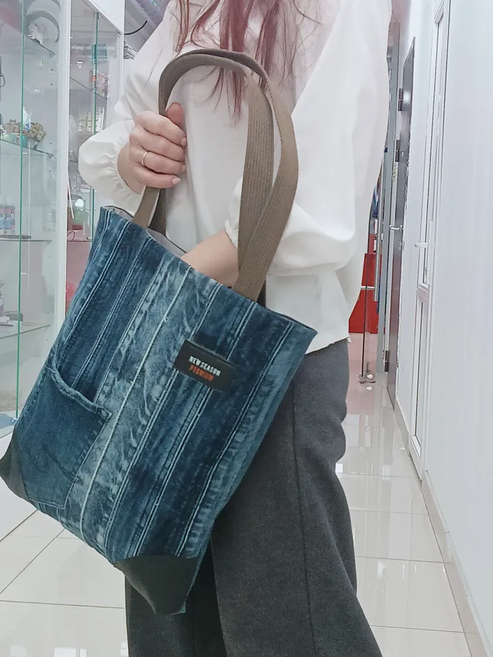 Stylish denim shopping bag, shoulder bag, with pockets inside.