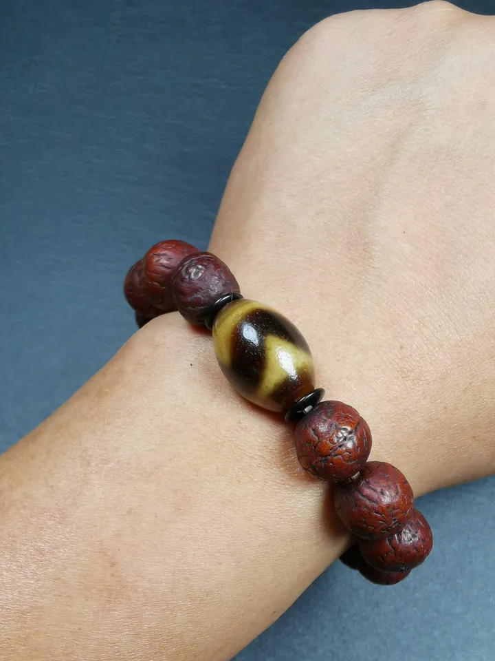 Gandhanra Unique Tibetan Dalo Dzi Bead Wrist Mala,Old Tiger Tooth Dzi with Bodhi Beads Bracelet