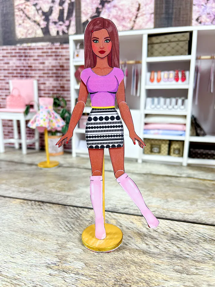 Printable paper doll with summer clothes