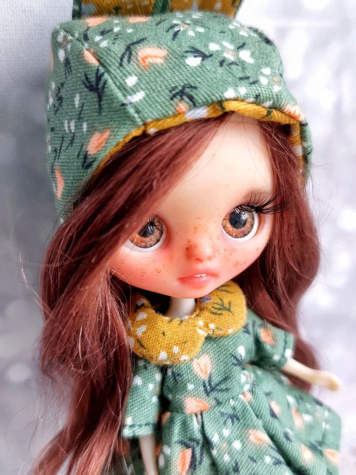 Miniature Blythe doll with natural brown hair. A charming addition to your collection.