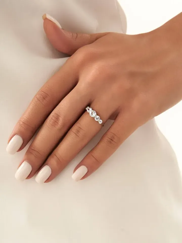 Silver ring path of cubic zirconia stones 925