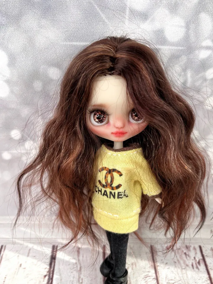 Reserve Sam . Glamorous Fashionista. Charming Petite Blythe doll with brown hair and brown eyes.