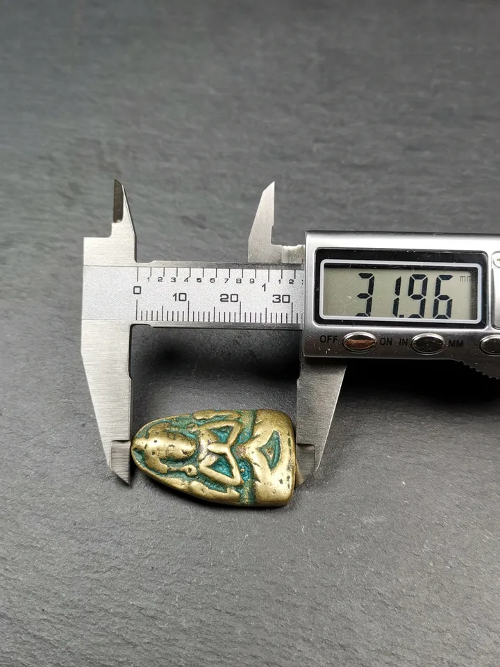 Gandhanra Antique Tibetan Buddhist Amulet, Chenrezig Pendant Badge,32 × 20mm
