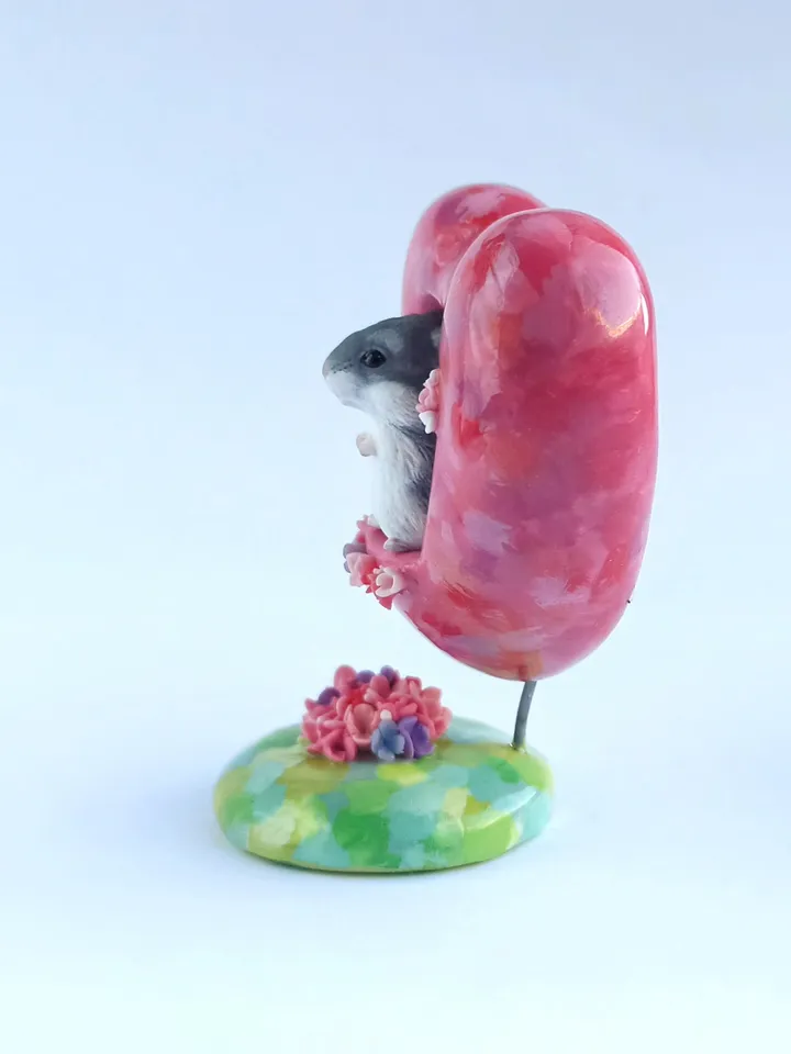 Memorial Hamster figure in the pink heart