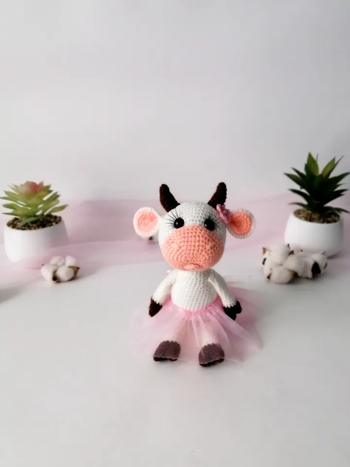 crocheted cow. present. handmade.