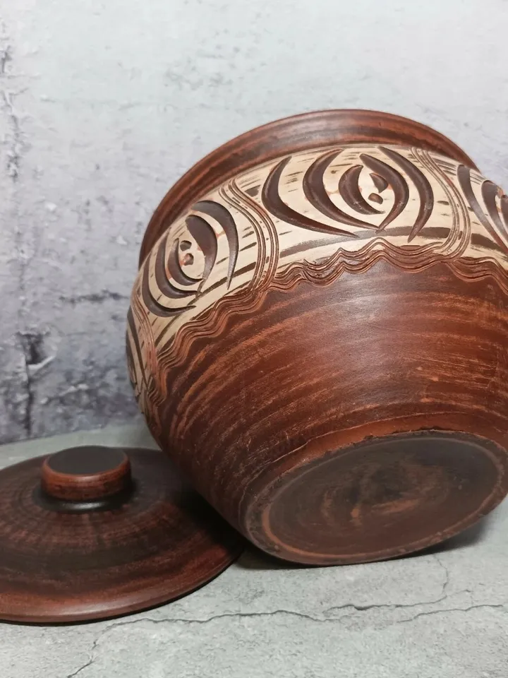 Ceramic casserole with a lid 135.25 fl.oz Handmade from red clay Carved pattern
