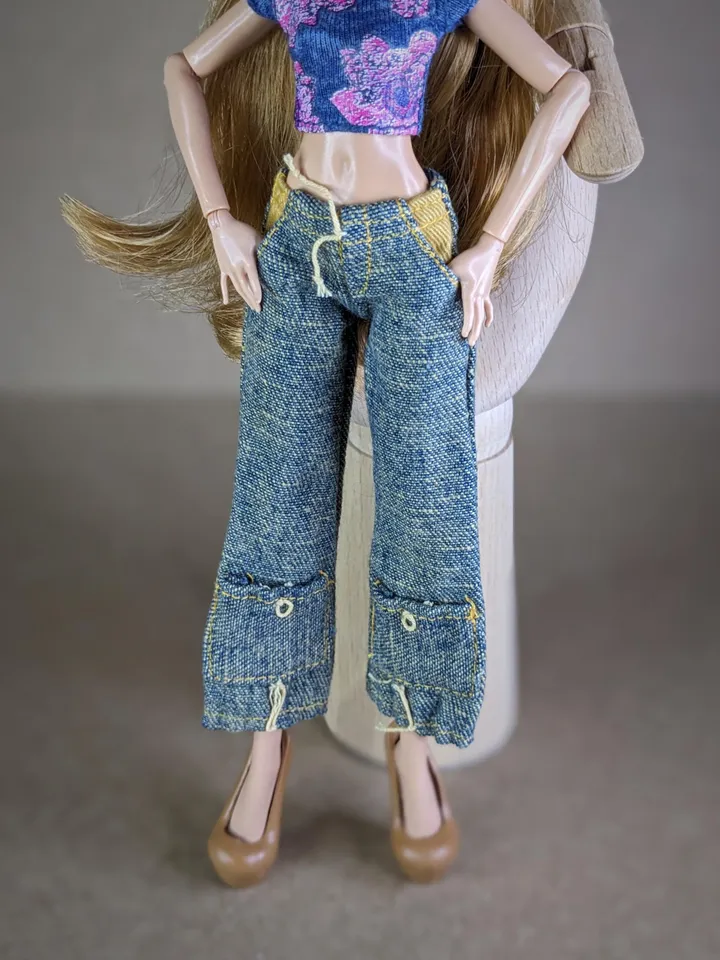 Gray T-shirts or jeans for 10.5-inch female dolls (MH, EAH)