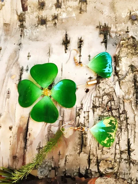 Clover: jewelry set with clover earrings and brooch