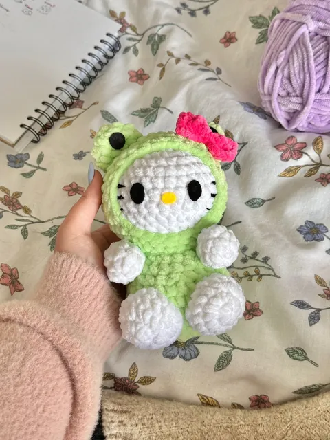 Hello Kitty frog crochet pattern, sanrion crochet, amigurumi hello kitty, cute cat, hello kitty in costume, crochet pattern, low sew, friendly to beginners, easy crochet hello kitty