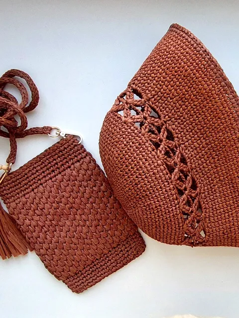 A straw hat and a small bag–the perfect beach look!