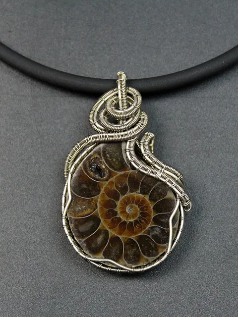 Handmade pendant made of natural ammonite and nesilber wire
