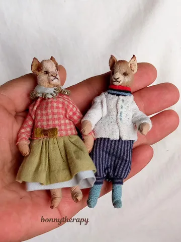 Miniature cat figurines 8.5 cm ( 3.2 inches ) high.
