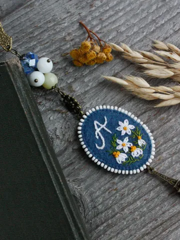 Daisy bookmark with beads charm Wildflower personalized bookmark for women Handmade custom gift for booklover Floral book mark with monogram