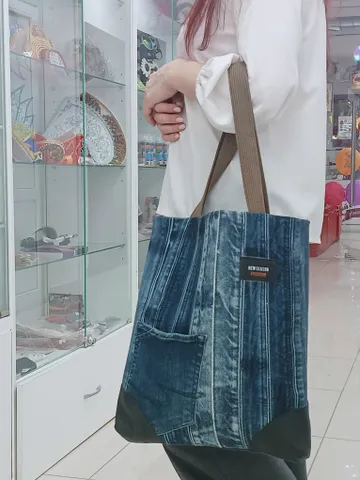 Stylish denim shopping bag, shoulder bag, with pockets inside.