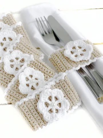 Handmade beige white country napkin rings with flowers Pearl napkin rings Floral farmhouse napkin rings Cottagecore table decor