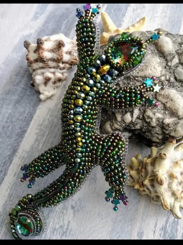 Handmade 3D beaded brooch emerald lizard, salamander brooch pin, herpetologist gift, reptile jewelry, reptile gift $95.00