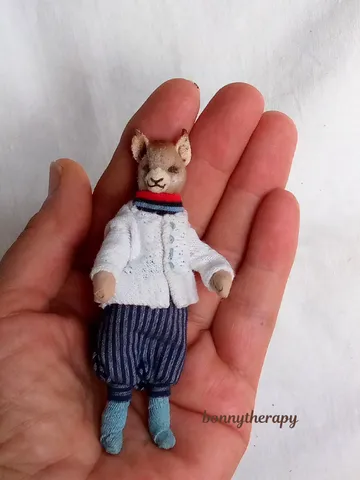 Miniature cat figurine, 8.5 cm (3.2 inches ) high