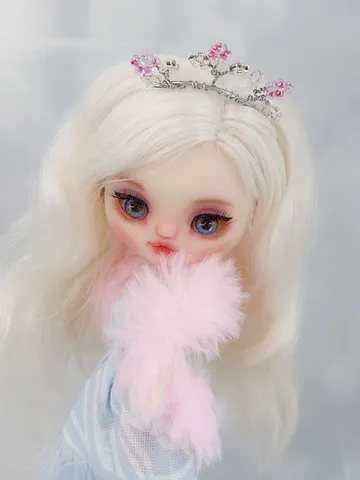 Magical little Petite Blythe doll with blonde hair. A beautiful little princess with mysterious eyes.