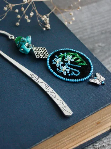 Forget me not bookmark with personalization Floral bookmarks for women Beaded initial bookmark with letter Monogrammed bookmark wildflower