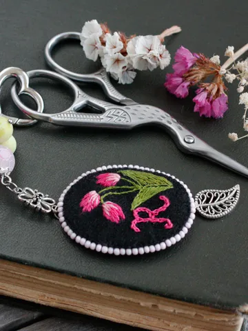 Custom pink tulips beaded scissors fob minder Floral personalized scissors lanyard monogram Gift for crafter Embroidery sewing mothers day