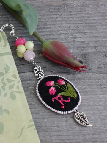 Pink tulip flower bookmark with personalization Beaded personalized bookmark for women Handmade custom gift for booklover Floral book mark
