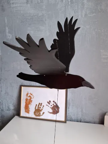 Halloween Raven Wooden Mobile – Spooky Black Bird Hanging Decor with Flapping Wings – Handmade Fall Ornament for Haunted Home