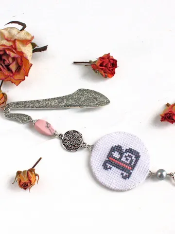 Beaded pink monogram bookmark with letter Custom personalized bookmark Initial hook book mark handmade Female teacher gift for booklover