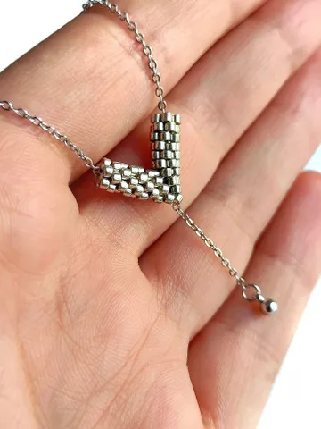 PDF tutorial - Beaded V-shaped pendant with adjustable long chain