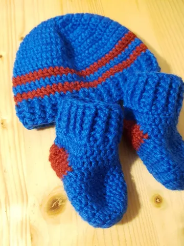 Hand Knitted Newborn Knit Hat and Booties Set – Winter Gift for 0-3 Months, Baby Shower Present, Infant Accessories, Hypoallergenic BabyWool