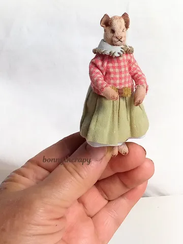 Miniature pussy cat figurine, 8.5 cm (3.2 inches ) high, can be a small gift.
