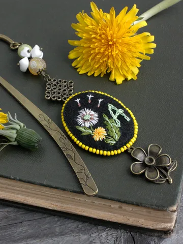 Dandelion flower bookmark with personalization Floral beaded personalized book mark for women Make a wish gift for booklover Hand embroidery