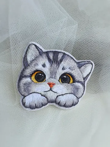 Kitten Brooch. Hand-embroidered brooch, artistic satin stitch.