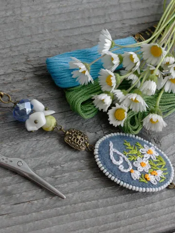 Custom white blue daisies scissors fob minder Beaded personalized purse charm with monogram Gift for cross stitcher Embroidery accessories