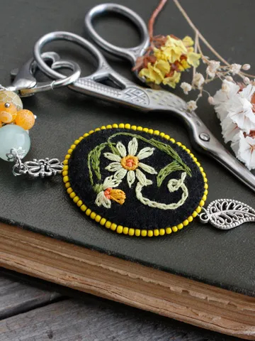 Custom daffodils beaded scissors fob minder Beaded personalized purse ornament monogram Gift for crafter Embroidery sewing mothers day