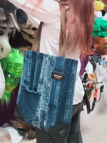 Stylish denim shopping bag, shoulder bag, with pockets inside.