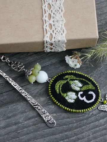 Snowdrop flower bookmark with personalization Beaded spring book marks for women with initial letter Green woodland gift for nature lover