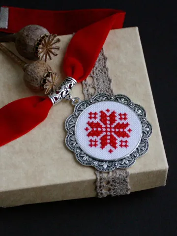 Traditional Ukrainian red white velvet choker with big pendant dukach for namysto Ukraine necklace souvenir