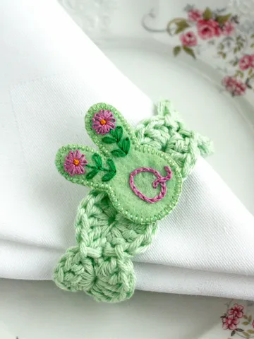 Personalized Easter bunny napkin rings with custom letter Country pastel mint green table decor Monogram handmade individual napkin holders